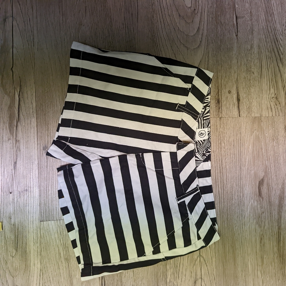 NWOT Volcom Frochickie shorts in black stripe, size 25